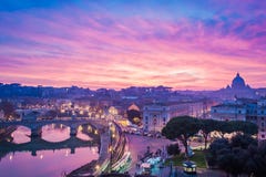 Puesta del sol soñadora en Roma con la basílica de San Pedro foto de archivo Puesta del sol soñadora en Roma con la basílica de San Pedro foto de archivo
