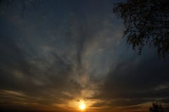 Puesta del sol a través de las nubes foto de archivo libre de regalías Puesta del sol a través de las nubes foto de archivo libre de regalías