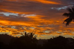 Puesta del sol tropical hawaiana Oahu de los colores que sorprende imagenes de archivo Puesta del sol tropical hawaiana Oahu de los colores que sorprende imagenes de archivo