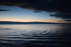 Puesta del sol y agua que remolina en verano en región del lago Baikal, Irkutsk, Federación Rusa fotos de archivo Puesta del sol y agua que remolina en verano en región del lago Baikal, Irkutsk, Federación Rusa fotos de archivo
