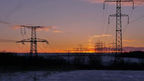 Puesta del sol y líneas eléctricas almacen de video Puesta del sol y líneas eléctricas almacen de video