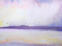 Puesta del sol y pájaros del rosa del paisaje del mar y de la montaña que vuelan en el cielo stock de ilustración Puesta del sol y pájaros del rosa del paisaje del mar y de la montaña que vuelan en el cielo stock de ilustración