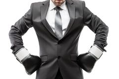 Pugile dell'uomo d'affari in guantoni da pugile d'uso di sport del vestito nero immagine stock Pugile dell'uomo d'affari in guantoni da pugile d'uso di sport del vestito nero immagine stock