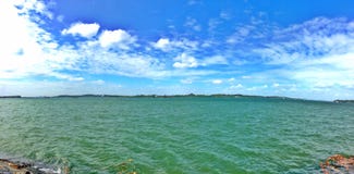 Pulau Ubin widzieć od Pasir Ris plaży w Singapur Obrazy Royalty Free Pulau Ubin widzieć od Pasir Ris plaży w Singapur Obrazy Royalty Free