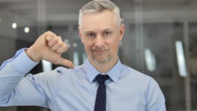 Pulgares abajo por Grey Hair Businessman Looking en la c?mara metrajes Pulgares abajo por Grey Hair Businessman Looking en la c?mara metrajes