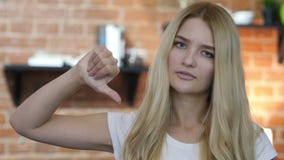 Pulgares abajo por la chica joven metrajes Pulgares abajo por la chica joven metrajes