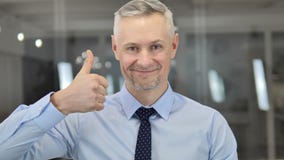 Pulgares para arriba por Grey Hair Businessman Looking en la c?mara almacen de video Pulgares para arriba por Grey Hair Businessman Looking en la c?mara almacen de video