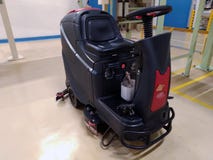 Pulizia professionale del pavimento, macchina che pulisce, manutenzione del pavimento della fabbrica fotografia stock Pulizia professionale del pavimento, macchina che pulisce, manutenzione del pavimento della fabbrica fotografia stock