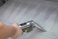 Pulizia professionale della tappezzeria immagine stock libera da diritti Pulizia professionale della tappezzeria immagine stock libera da diritti
