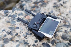 Pulpit operatora quadcopter kłama na kamieniach Telefon, ekran zdjęcie stock Pulpit operatora quadcopter kłama na kamieniach Telefon, ekran zdjęcie stock