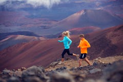 Pulser fonctionnant de couples de sport de forme physique dehors Photographie stock Pulser fonctionnant de couples de sport de forme physique dehors Photographie stock