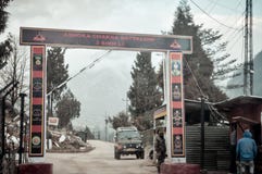 Pulwama, государственная автострада Джамму Сринагара, Индия 14-ое февраля 2019: Индийский столб после атакованный корабл-принесен стоковое изображение rf Pulwama, государственная автострада Джамму Сринагара, Индия 14-ое февраля 2019: Индийский столб после атакованный корабл-принесен стоковое изображение rf