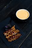 Pumpapurésoppa med stekt bacon på svart bakgrund arkivbilder Pumpapurésoppa med stekt bacon på svart bakgrund arkivbilder