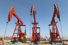 PUMPENDES SCHMIERÖL lizenzfreies stockbild PUMPENDES SCHMIERÖL lizenzfreies stockbild