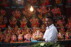 Pune, Inde - 16 septembre 2015 : Un homme vendant l'idole de Lord Ganesh images stock Pune, Inde - 16 septembre 2015 : Un homme vendant l'idole de Lord Ganesh images stock