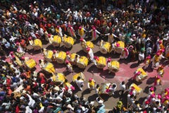 PUNE MAHARASHTRAEN, September 2018, folk observerar kapacitet f?r Dhol tashapathak under den Ganpati festivalen, flyg- sikt arkivbild PUNE MAHARASHTRAEN, September 2018, folk observerar kapacitet f?r Dhol tashapathak under den Ganpati festivalen, flyg- sikt arkivbild