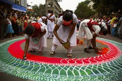 PUNE, ΙΝΔΊΑ, τον Αύγουστο του 2006, rangoli σχεδίων Grils κατά τη διάρκεια του φεστιβάλ Ganesh στοκ φωτογραφία με δικαίωμα ελεύθερης χρήσης PUNE, ΙΝΔΊΑ, τον Αύγουστο του 2006, rangoli σχεδίων Grils κατά τη διάρκεια του φεστιβάλ Ganesh στοκ φωτογραφία με δικαίωμα ελεύθερης χρήσης