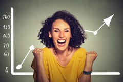 Punhos de bombeamento bem sucedidos da mulher de negócio felizes com crescimento da riqueza foto de stock Punhos de bombeamento bem sucedidos da mulher de negócio felizes com crescimento da riqueza foto de stock