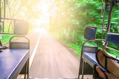 Punkt av sikten sk?t fr?n inre en r?rande tuktuk lopp runt om Asien, solig väg i skogsuddigheten och den mjuka fokusen arkivbild Punkt av sikten sk?t fr?n inre en r?rande tuktuk lopp runt om Asien, solig väg i skogsuddigheten och den mjuka fokusen arkivbild