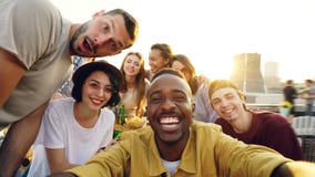 Punkt av sikten som skjutas av ungdomarden multietniska gruppen som tar selfie och den hållande kameran, män och kvinnor ser arkivfilmer Punkt av sikten som skjutas av ungdomarden multietniska gruppen som tar selfie och den hållande kameran, män och kvinnor ser arkivfilmer