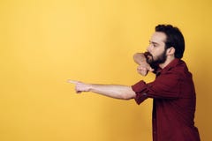 Punti aggressivi arrabbiati barbuti dell'uomo con il dito immagine stock libera da diritti Punti aggressivi arrabbiati barbuti dell'uomo con il dito immagine stock libera da diritti