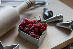 Punti di produrre i biscotti Bacche congelate, ribes Concetto di cottura festiva Festa della Mamma, il giorno delle donne, San Va fotografie stock Punti di produrre i biscotti Bacche congelate, ribes Concetto di cottura festiva Festa della Mamma, il giorno delle donne, San Va fotografie stock