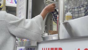 Punti di vista della gente che compra da un venditore di alimento di NYC stock footage Punti di vista della gente che compra da un venditore di alimento di NYC stock footage