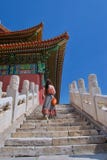 Punti rampicanti turistici di signora castana caucasica della costruzione del cinese tradizionale fotografie stock Punti rampicanti turistici di signora castana caucasica della costruzione del cinese tradizionale fotografie stock