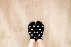 Punto blanco del color de los calcetines en la opinión superior del modelo negro Retrato de la mujer joven hermosa que lleva la p foto de archivo libre de regalías Punto blanco del color de los calcetines en la opinión superior del modelo negro Retrato de la mujer joven hermosa que lleva la p foto de archivo libre de regalías