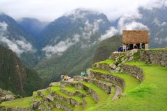 Punto de vista turístico principal de Machu Picchu rodeado por la niebla en la estación de lluvias imágenes de archivo libres de regalías Punto de vista turístico principal de Machu Picchu rodeado por la niebla en la estación de lluvias imágenes de archivo libres de regalías
