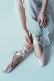 punto di vista basso della sezione della ballerina elegante in vestito bianco immagini stock libere da diritti punto di vista basso della sezione della ballerina elegante in vestito bianco immagini stock libere da diritti