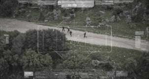 Punto di vista della macchina fotografica del fuco di sorveglianza della squadra del terrorista che cammina con le armi archivi video Punto di vista della macchina fotografica del fuco di sorveglianza della squadra del terrorista che cammina con le armi archivi video