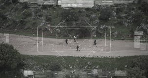 Punto di vista della macchina fotografica del fuco di sorveglianza della squadra del terrorista che cammina con le armi stock footage Punto di vista della macchina fotografica del fuco di sorveglianza della squadra del terrorista che cammina con le armi stock footage