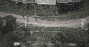 Punto di vista della macchina fotografica del fuco di sorveglianza della squadra del terrorista che cammina con le armi video d archivio Punto di vista della macchina fotografica del fuco di sorveglianza della squadra del terrorista che cammina con le armi video d archivio