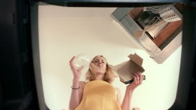 Punto di vista della pattumiera di una giovane donna che esita quando fra la carta e la plastica quando riciclano video d archivio Punto di vista della pattumiera di una giovane donna che esita quando fra la carta e la plastica quando riciclano video d archivio
