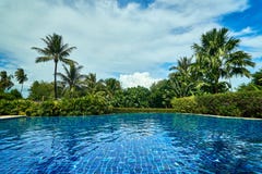 Punto di vista di Outstandidng della piscina in Tailandia fotografie stock libere da diritti Punto di vista di Outstandidng della piscina in Tailandia fotografie stock libere da diritti