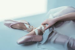 punto di vista potato della ballerina elegante in vestito bianco fotografia stock punto di vista potato della ballerina elegante in vestito bianco fotografia stock