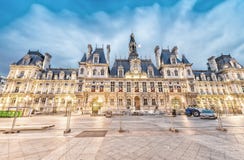 Punto di vista sbalorditivo di notte di Hotel de Ville a Parigi, Francia fotografie stock libere da diritti Punto di vista sbalorditivo di notte di Hotel de Ville a Parigi, Francia fotografie stock libere da diritti