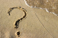 Punto interrogativo attinto una schiuma del mare e della spiaggia sabbiosa, primo piano, vista superiore immagine stock libera da diritti Punto interrogativo attinto una schiuma del mare e della spiaggia sabbiosa, primo piano, vista superiore immagine stock libera da diritti
