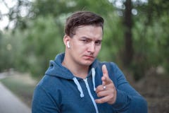 Puntos caucásicos jovenes del hombre su finger al espectador imagenes de archivo Puntos caucásicos jovenes del hombre su finger al espectador imagenes de archivo