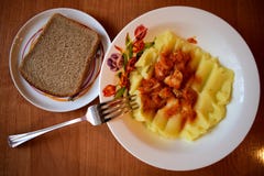 Puree ziemniaczane z mi?sem, cebulami i marchewkami sma??cymi, obraz stock Puree ziemniaczane z mi?sem, cebulami i marchewkami sma??cymi, obraz stock