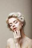 Pureza. Fêmea loura romântica sensual com os olhos fechados que tocam em sua cara. Musa imagens de stock royalty free Pureza. Fêmea loura romântica sensual com os olhos fechados que tocam em sua cara. Musa imagens de stock royalty free