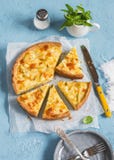 Purjolök-, potatis- och ostpaj på en blå bakgrund Royaltyfri Bild Purjolök-, potatis- och ostpaj på en blå bakgrund Royaltyfri Bild