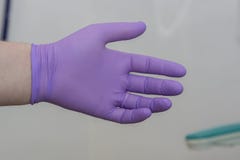 Purpere gloved hand medische zaken royalty-vrije stock afbeelding Purpere gloved hand medische zaken royalty-vrije stock afbeelding