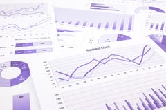 Purpurfärgade affärsdiagram, grafer, data och rapport som tillbaka resumerar arkivfoto Purpurfärgade affärsdiagram, grafer, data och rapport som tillbaka resumerar arkivfoto