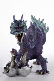 Purpurfärgade Dragon Figurine Protecting Its Hatching fågelungar II royaltyfri foto Purpurfärgade Dragon Figurine Protecting Its Hatching fågelungar II royaltyfri foto