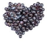 Purpurowi winogrona w formie serca w górę odosobnionego na białym tle zdjęcia stock Purpurowi winogrona w formie serca w górę odosobnionego na białym tle zdjęcia stock
