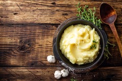 Purée de pommes de terre, purée bouillie dans le pot de fonte sur le fond rustique en bois foncé, vue supérieure, l'espace de cop photo stock Purée de pommes de terre, purée bouillie dans le pot de fonte sur le fond rustique en bois foncé, vue supérieure, l'espace de cop photo stock