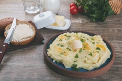 Purée de pommes de terre avec du beurre d'un plat fait maison image libre de droits Purée de pommes de terre avec du beurre d'un plat fait maison image libre de droits
