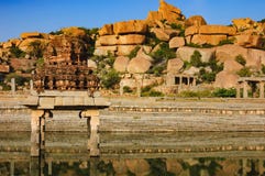 Pushkarani är en sakral sjö i Hampi, Indien arkivfoto Pushkarani är en sakral sjö i Hampi, Indien arkivfoto